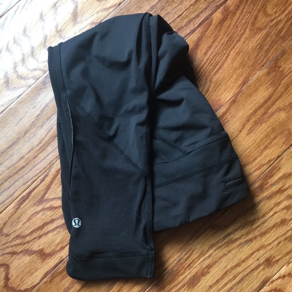 Lululemon Run chase me crop black EUC
